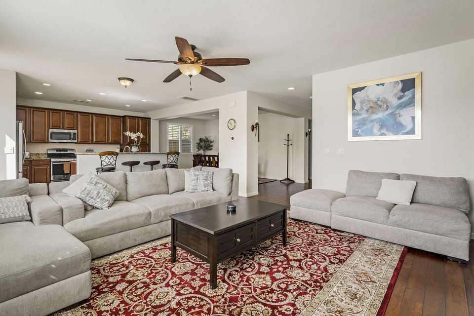 Open Floor Plan: Living Room,Dinning Room, Kitchen&outdoor BBQ all in one  space