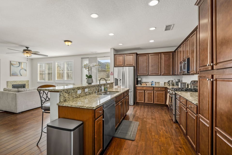 Open Floor Plan: Living Room,Dinning Room, Kitchen&outdoor BBQ all in one  space