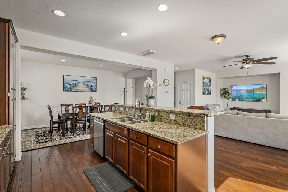 Open Floor Plan: Living Room,Dinning Room, Kitchen&outdoor BBQ all in one  space