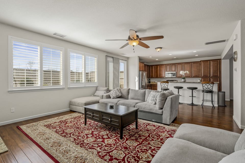 Open Floor Plan: Living Room,Dinning Room, Kitchen&outdoor BBQ all in one  space