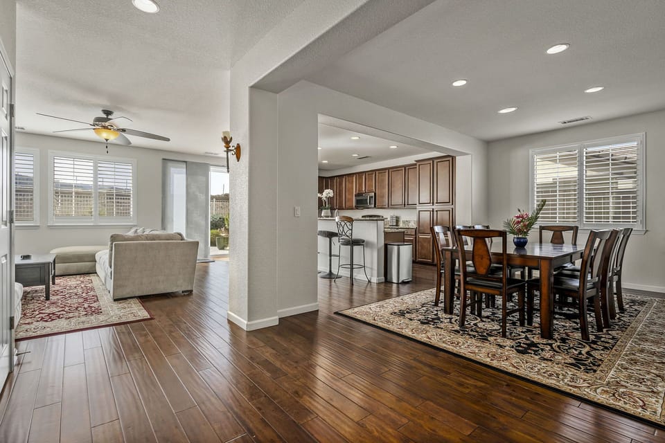 Open Floor Plan: Living Room,Dinning Room, Kitchen&outdoor BBQ all in one  space