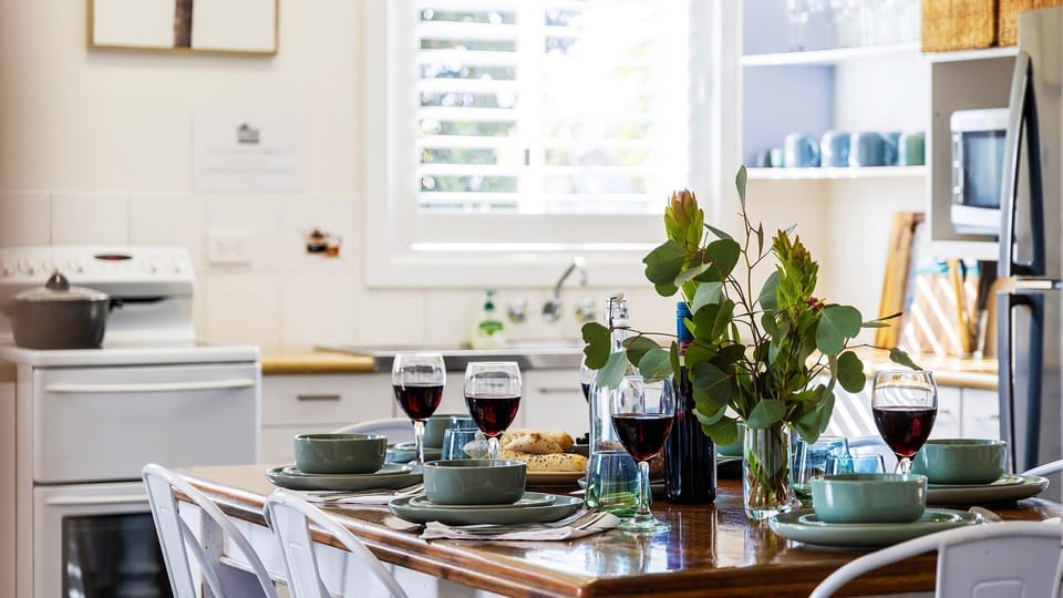 Beach Bungalow | Dining Table | Kitchen | Oven