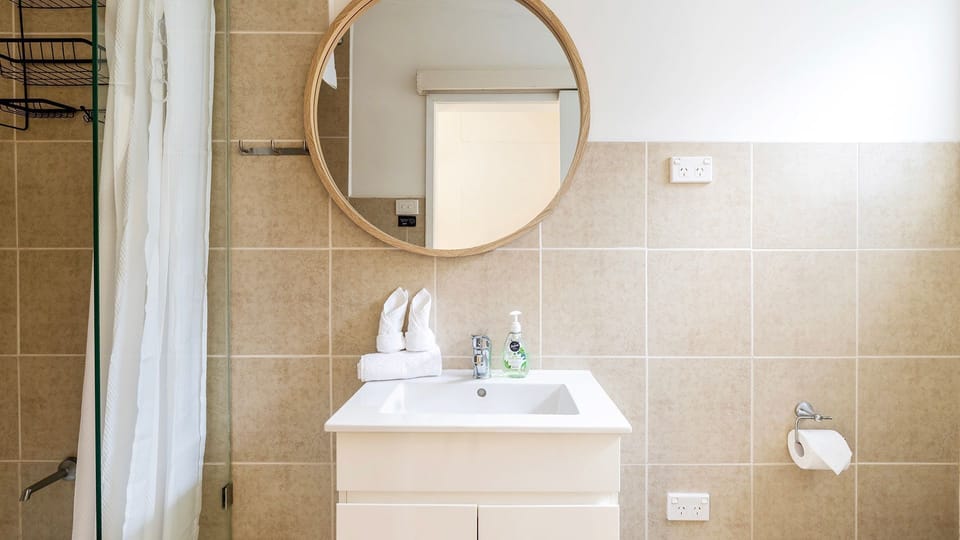 Beach Bungalow | Bathroom 2 | Linen provided | Hand wash