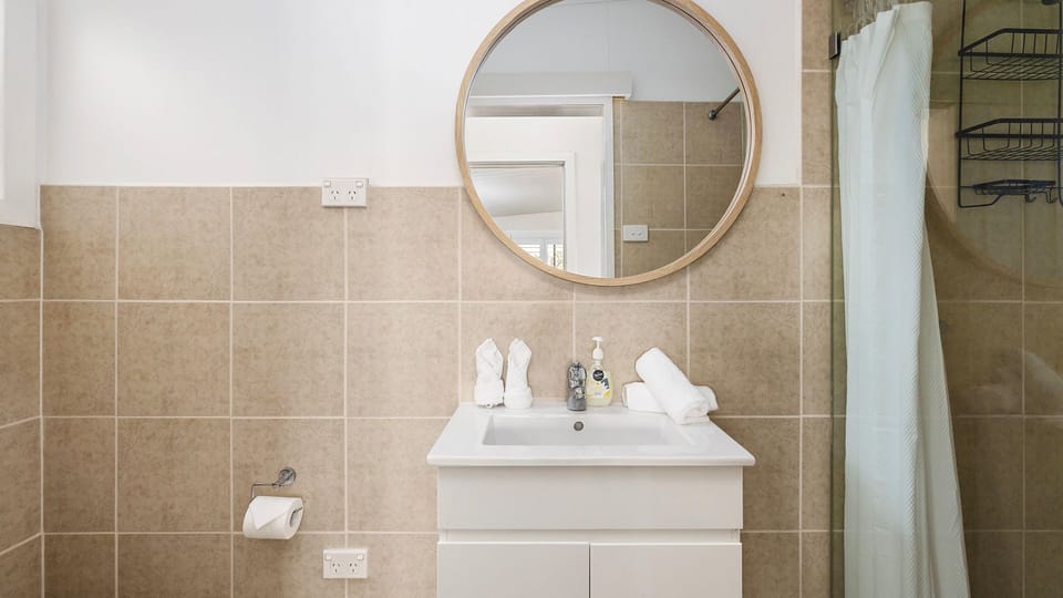 Beach Bungalow | Bathroom 1 | Shower | Toilet