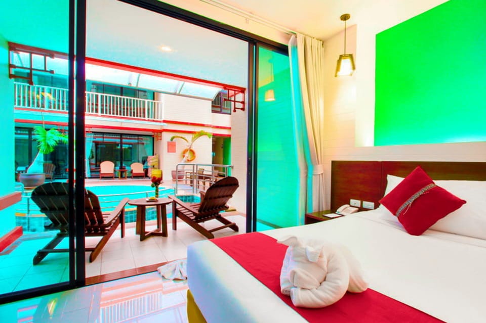 Deluxe Room, 1 King Bed, Pool Access | 1 bedroom, in-room safe, desk, blackout drapes