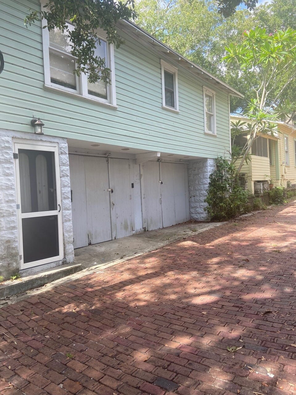 Mother-in-Law suite on quiet alley of St. Pete's first historic district.