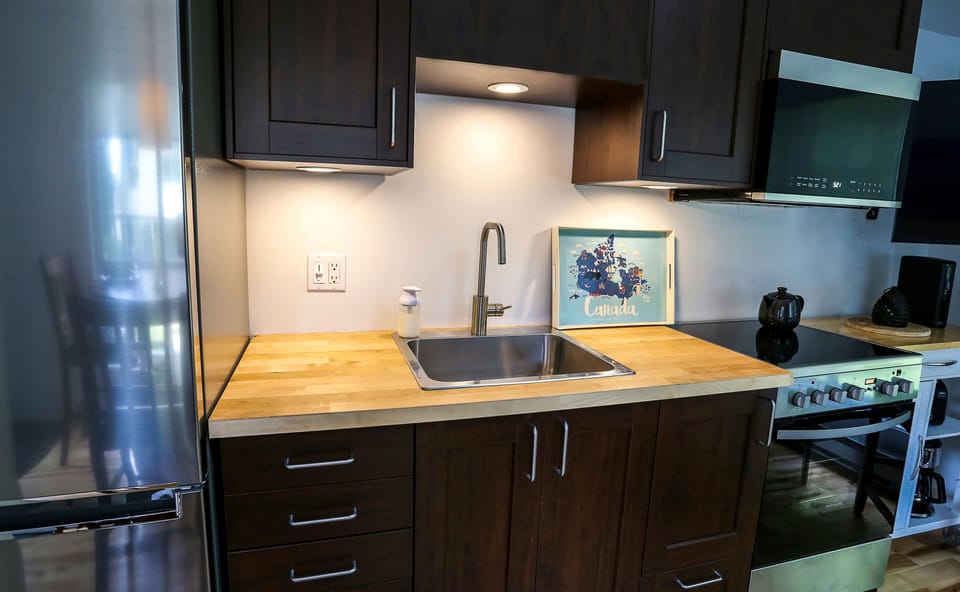 Superior Apartment | Private kitchen | Full-size fridge, microwave, oven, stovetop