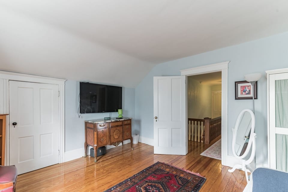 Flooring, Floor, Hardwood, Indoors, Living Room
