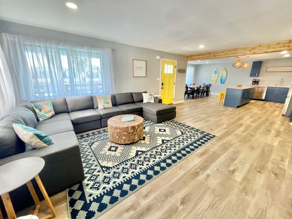 Beautiful open space, Large living room, Large kitchen and large dining room perfect for families and gatherings.