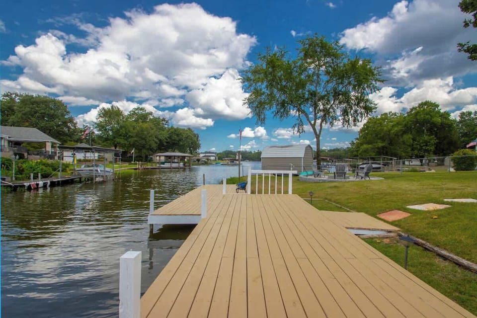 Plenty of dock space to enjoy the sunshine.