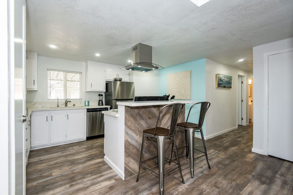Sitting area in the kitchen island 