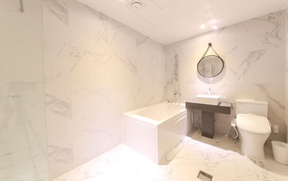 Suite | Bathroom | Free toiletries, hair dryer, bathrobes, bidet