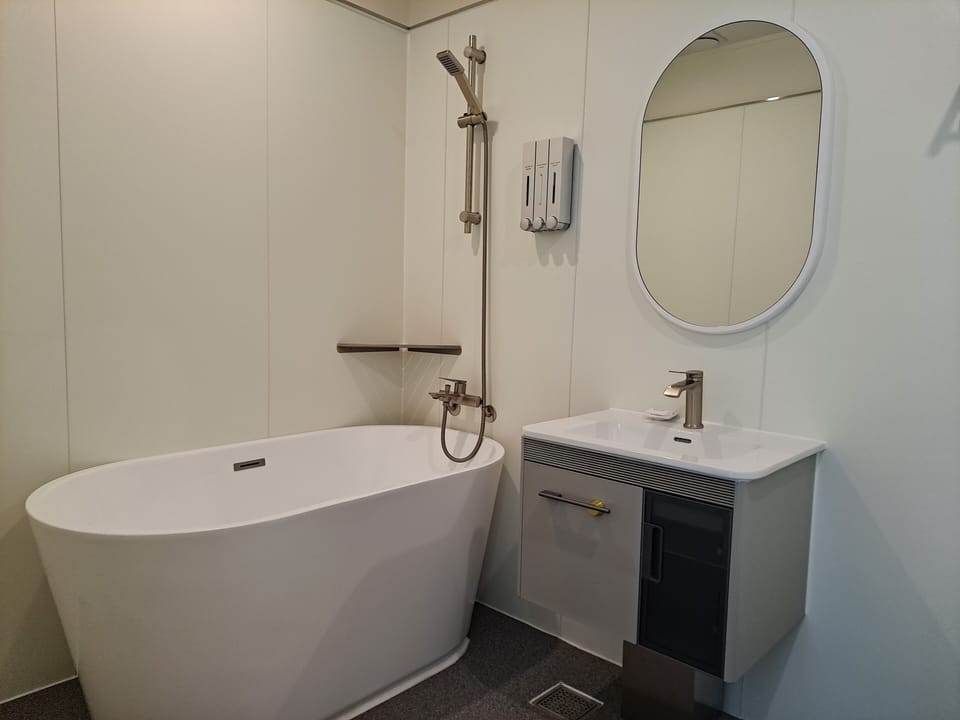 Executive Ocean Suite (+Styler) | Bathroom | Free toiletries, hair dryer, bathrobes, slippers