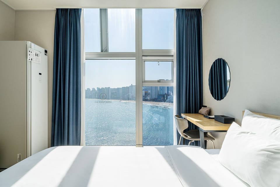 Superior Ocean Twin (+Styler) | Desk, blackout drapes, soundproofing, free WiFi