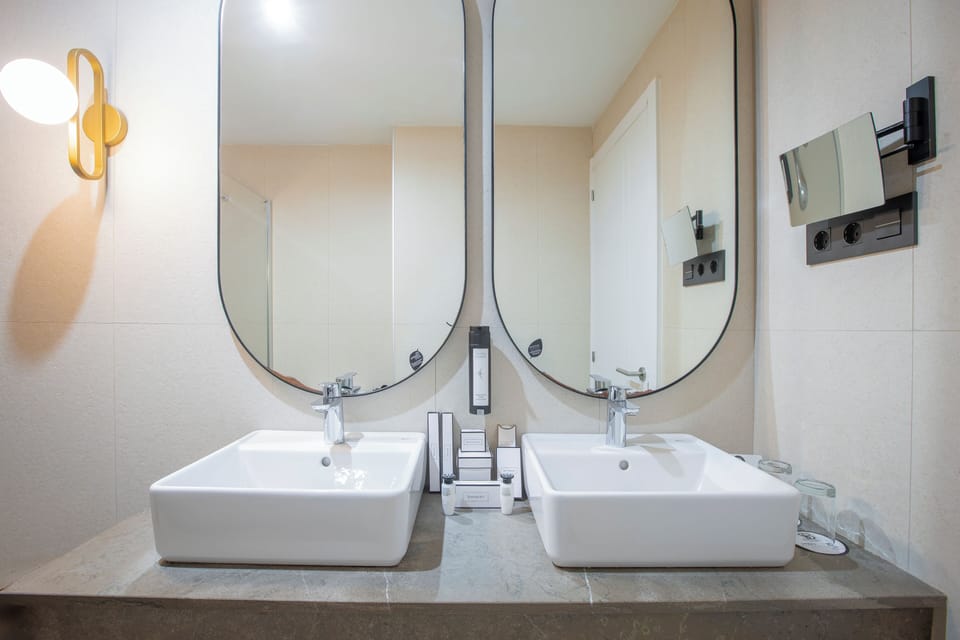 Double or Twin Room | Bathroom | Hair dryer, towels, soap, shampoo