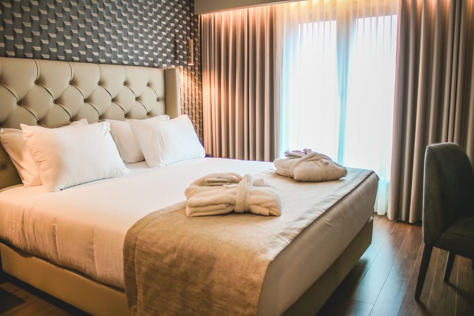 Deluxe Room | Minibar, desk, bed sheets