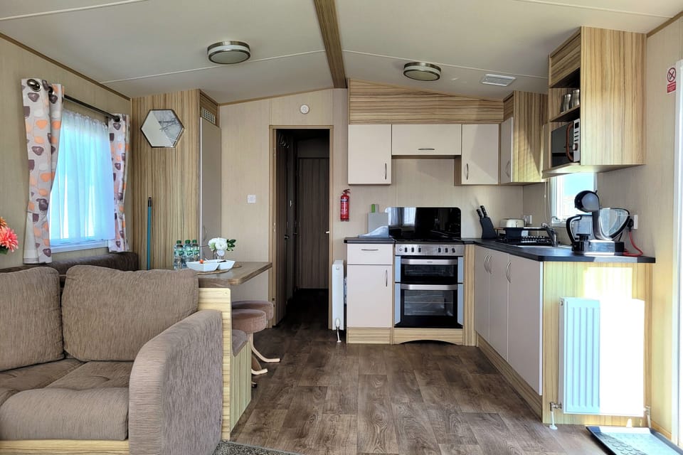 Cabin | Living area | 30-inch TV with digital channels, fireplace