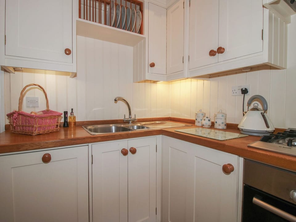 Cottage | Private kitchen | Fridge, microwave, dishwasher, electric kettle