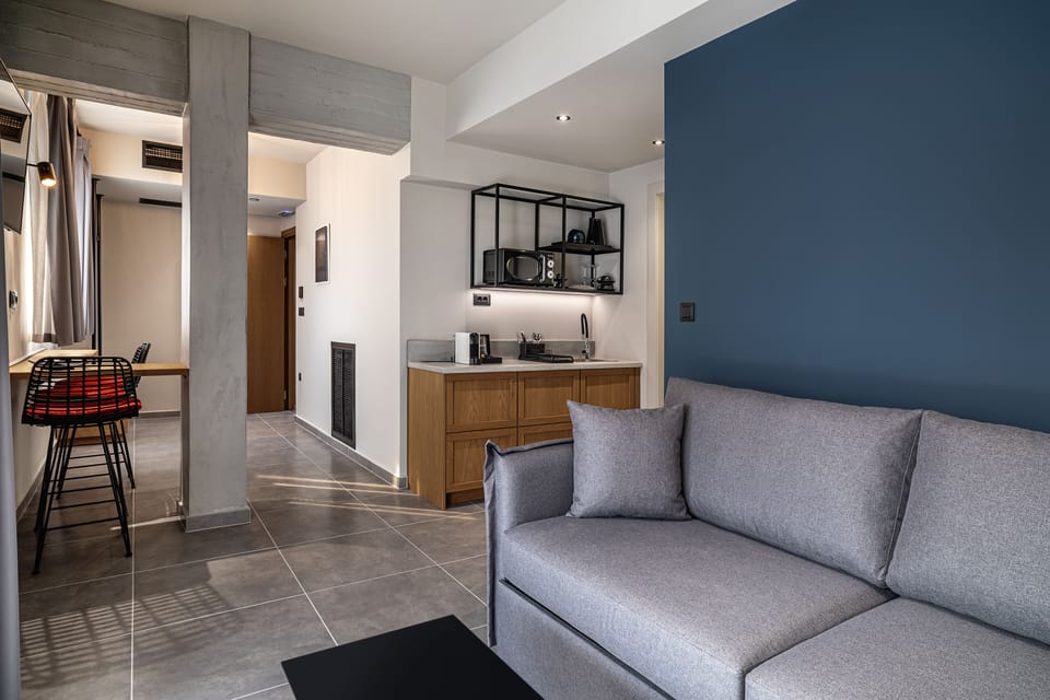 Premium Suite | Private kitchen | Mini-fridge, microwave, espresso maker, coffee/tea maker