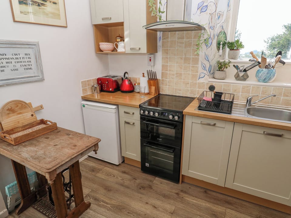 Cottage | Private kitchen | Fridge, dishwasher, cookware/dishes/utensils