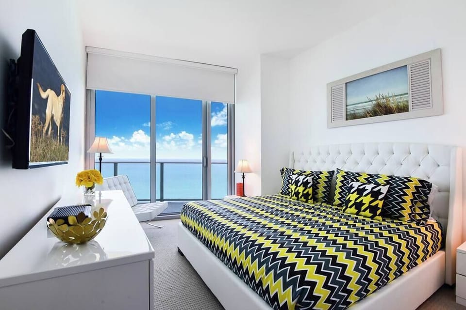 Master bedroom with King size Bed.jpg