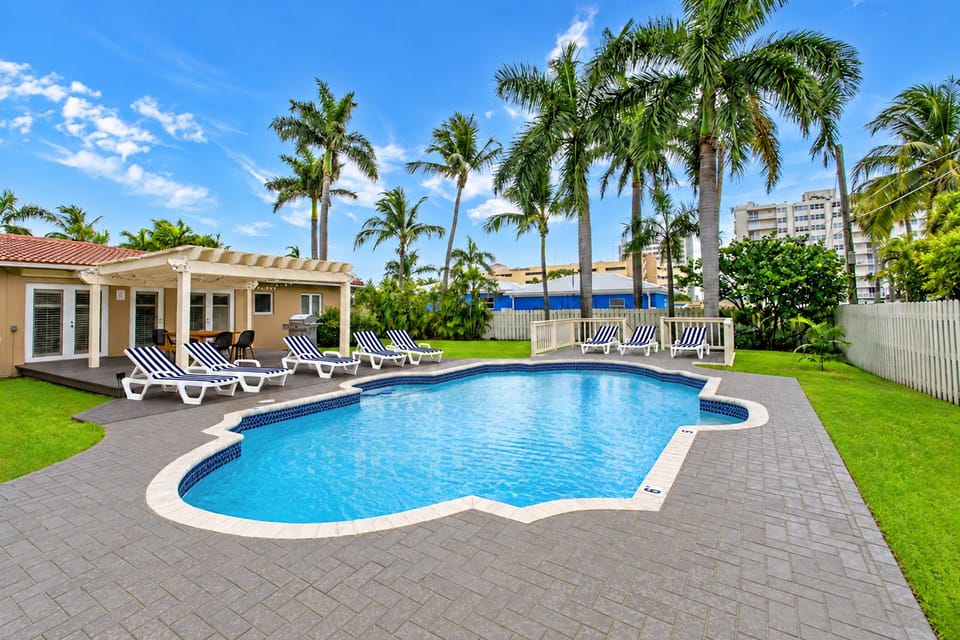 Walk to Beach Luxury 5BR/3BA Villa Hollywood Lakes House in Hollywood Beach