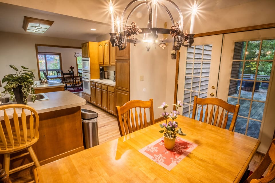 Breakfast room, with rear deck access