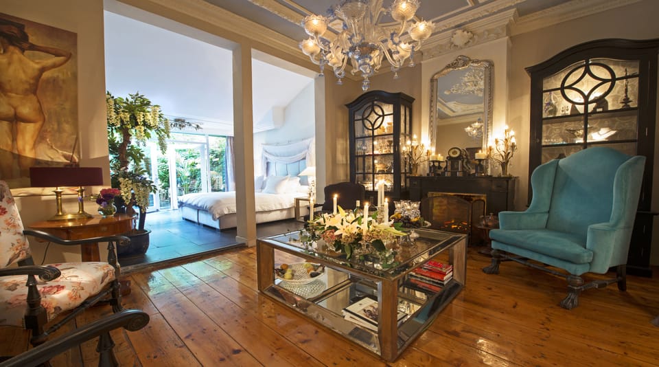 Suite (Isaac Israel) | Living area | 50-cm flat-screen TV with cable channels, TV, fireplace