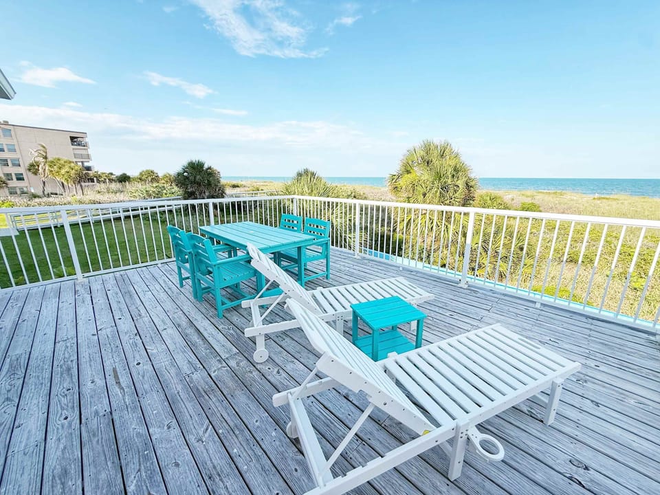 Master bedroom baloney and out door dining. You can see the launches from this deck!