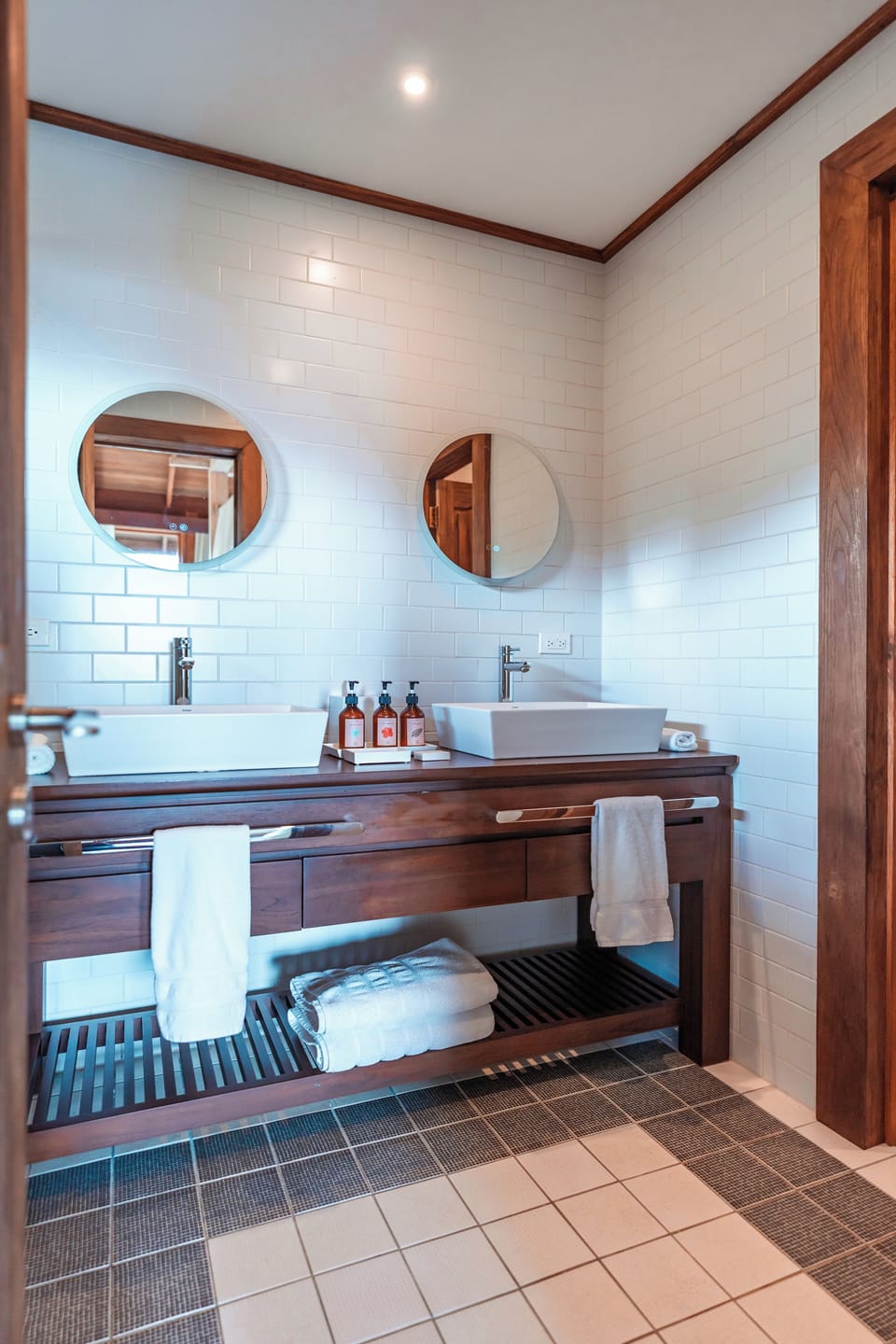 Luxury Villa | Bathroom | Combined shower/tub, hair dryer, bathrobes, towels