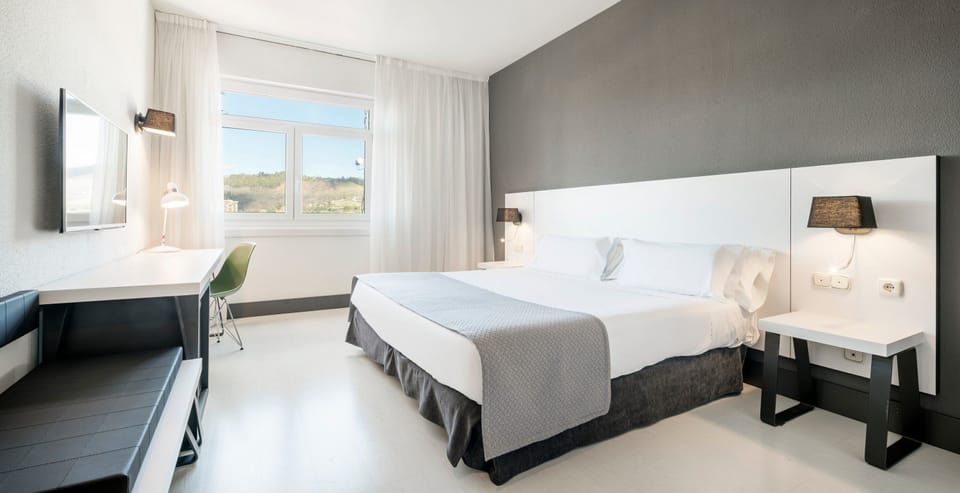 Double Room, Pet friendly | Down comforters, minibar, in-room safe, desk