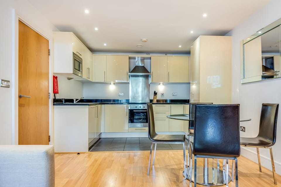 Luxury Apartment, 2 Bedrooms, Non Smoking, Kitchenette | Private kitchen | Full-size fridge, microwave, oven, stovetop
