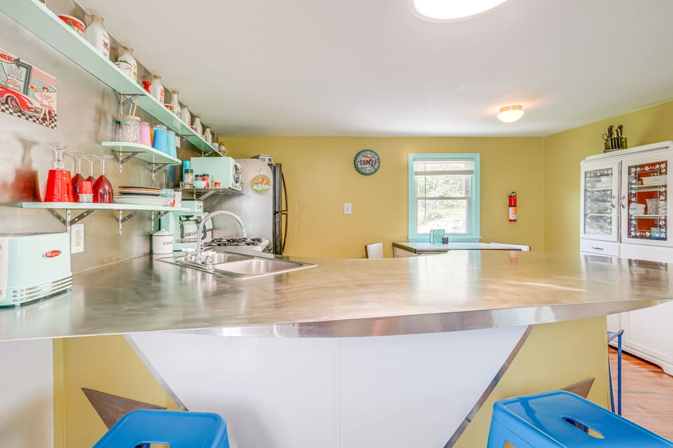 Well-Equipped Kitchen | Drip Coffee Maker | Breakfast Bar | Dishware & Flatware
