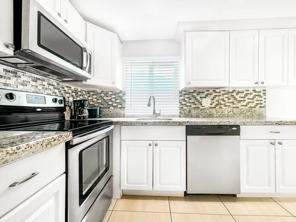 Apartment | Private kitchen | Full-size fridge, microwave, oven, stovetop