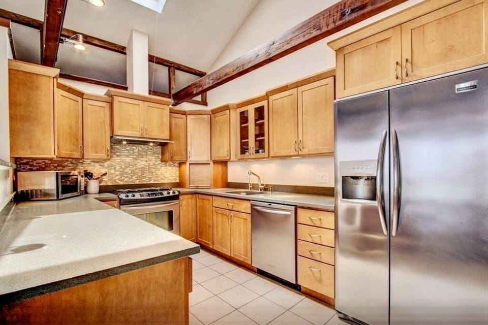 Large kitchen overlooking the ocean.  Beautiful view of the ocean right from the kitchen.  Amazing views of sunrise when cooking for preparing food or drinks.