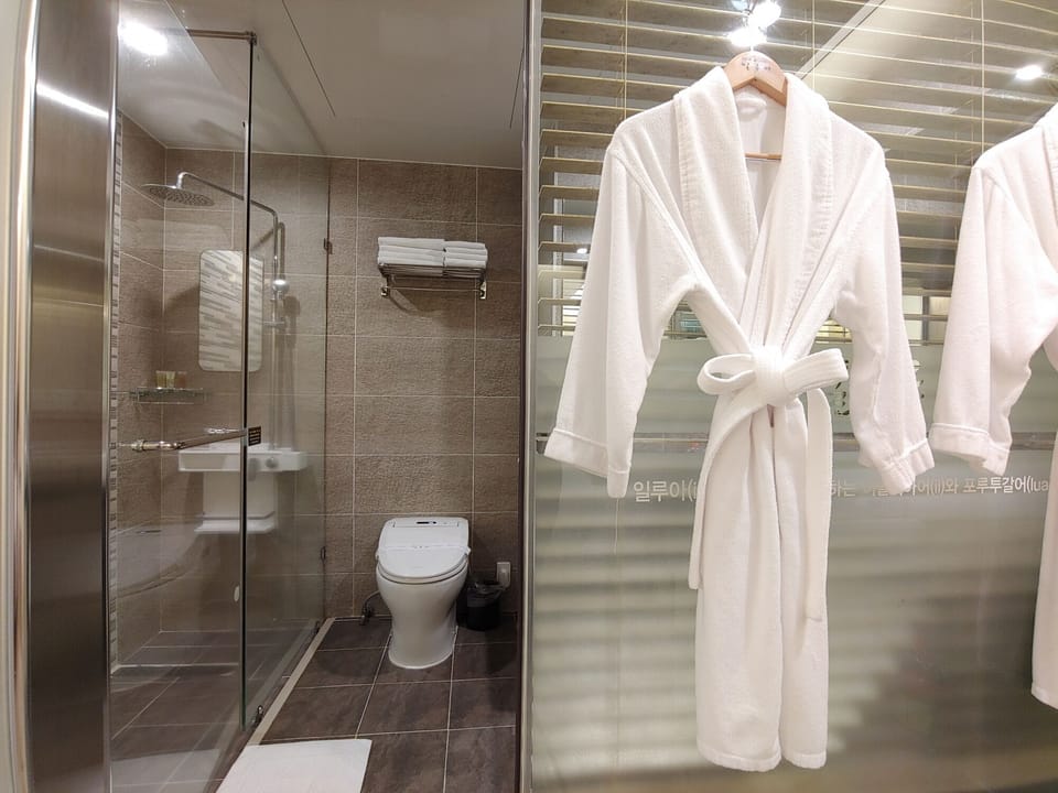 Room (8py, Couple) | Bathroom | Shower, free toiletries, hair dryer, bathrobes