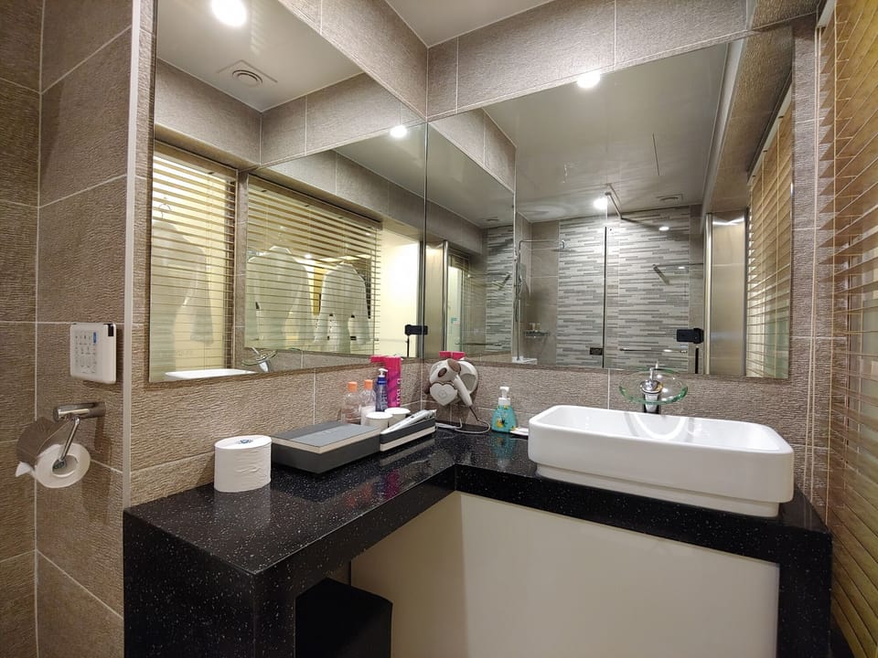 Room (8py, Couple) | Bathroom | Shower, free toiletries, hair dryer, bathrobes