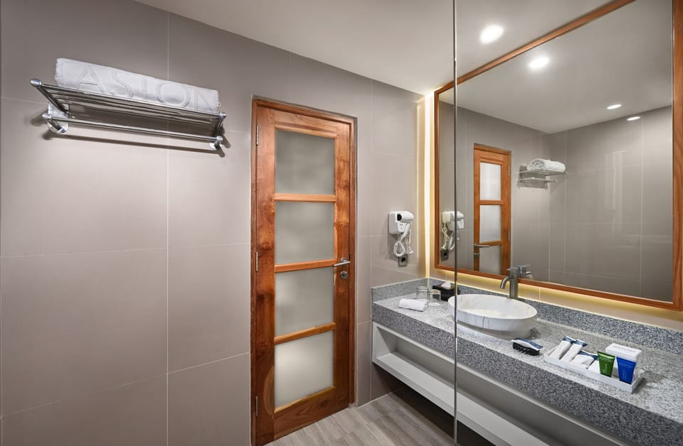 Deluxe | Bathroom | Shower, free toiletries, slippers, towels