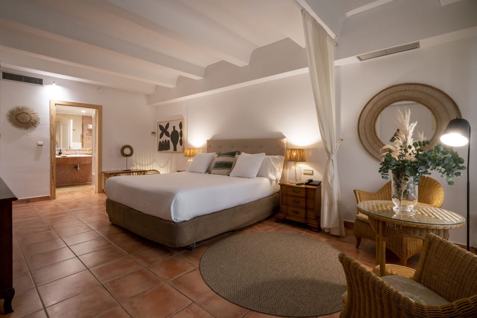 Classic Double Room (Sin Elevador) | Minibar, in-room safe, desk, soundproofing