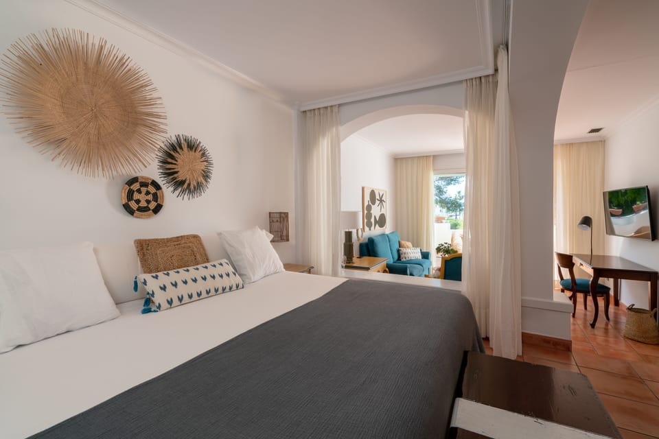 La Terraza Room | Minibar, in-room safe, desk, soundproofing