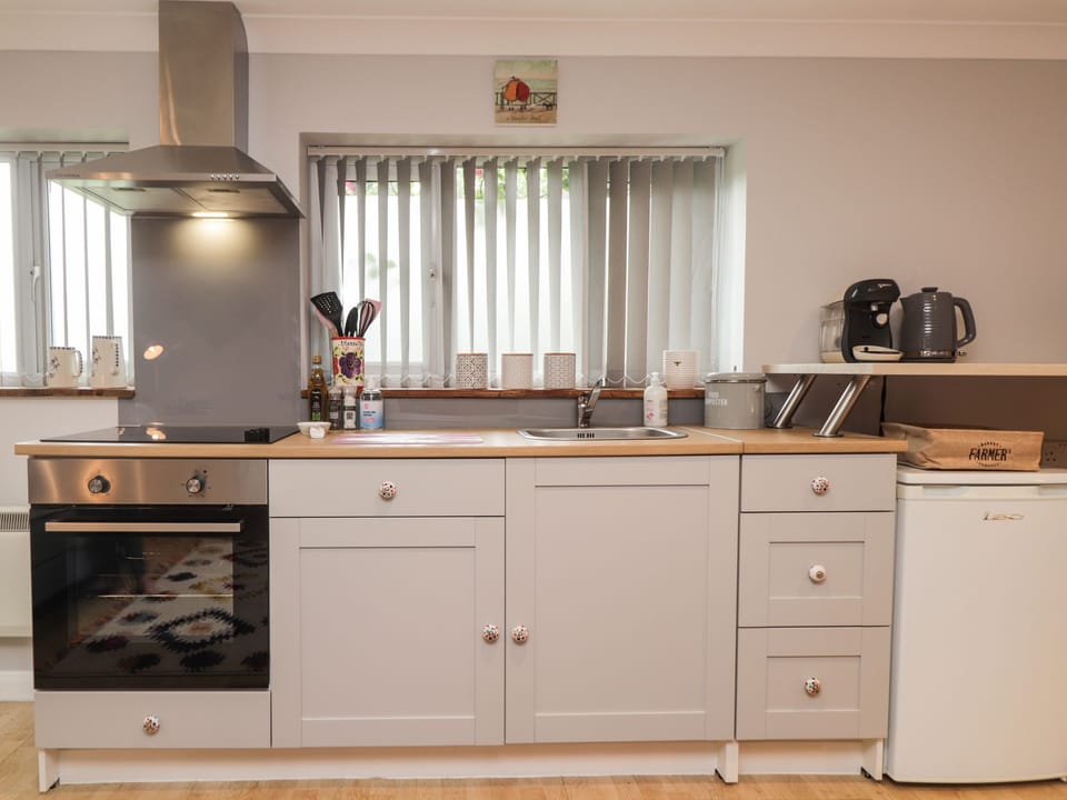 Cottage | Private kitchen | Fridge, microwave, electric kettle, toaster
