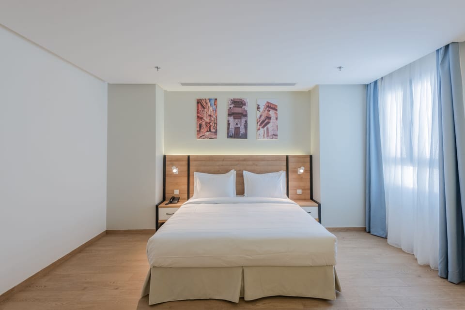 Premium bedding, laptop workspace, WiFi (free), bed sheets