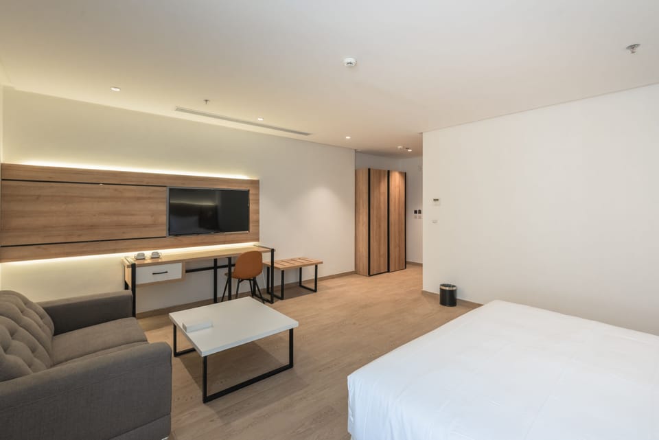 Premium bedding, laptop workspace, WiFi (free), bed sheets