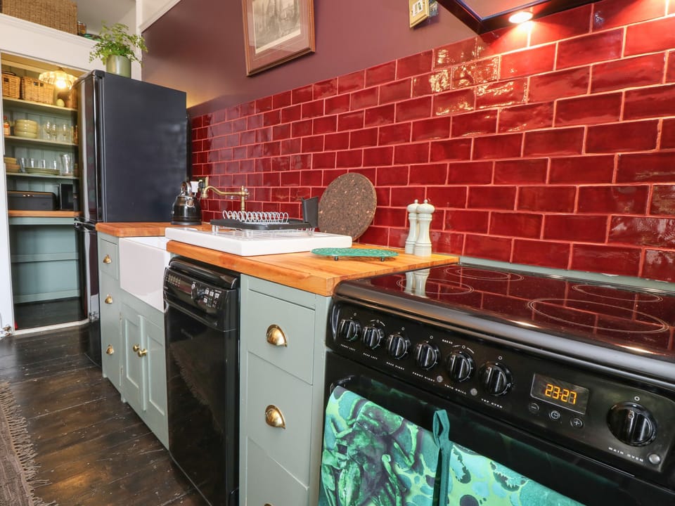 Cottage | Private kitchen | Fridge, microwave, dishwasher, electric kettle