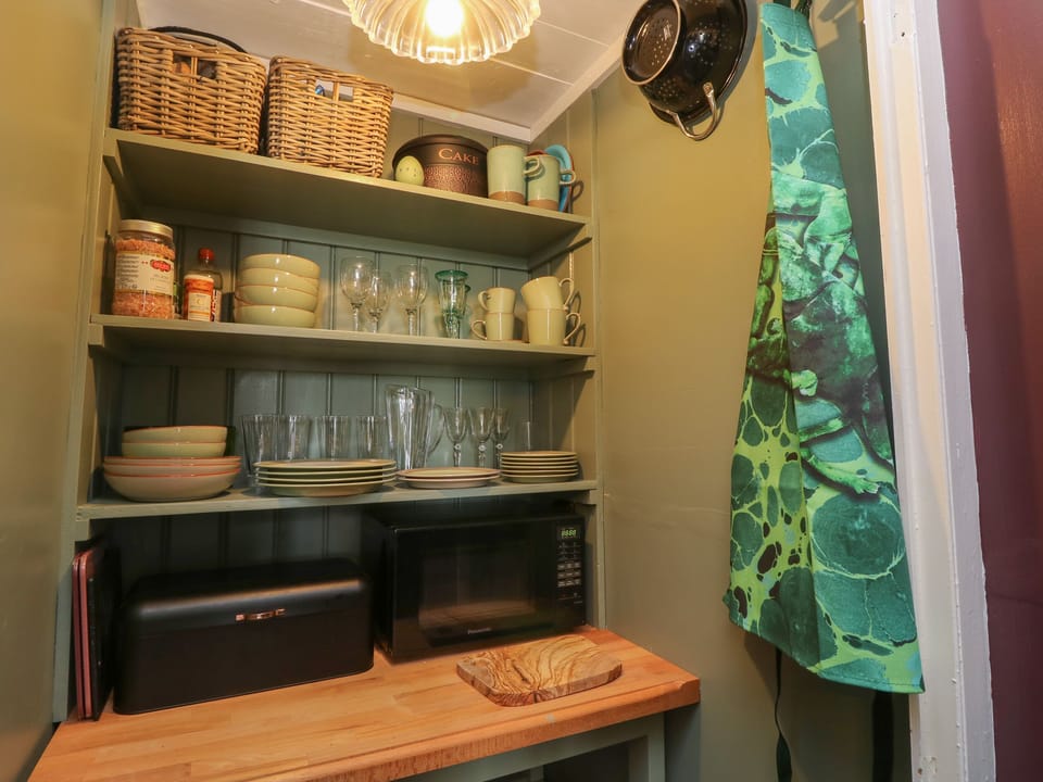 Cottage | Private kitchen | Fridge, microwave, dishwasher, electric kettle