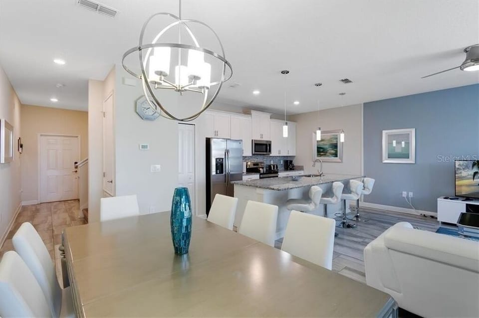 Townhome, 4 Bedrooms | In-room dining