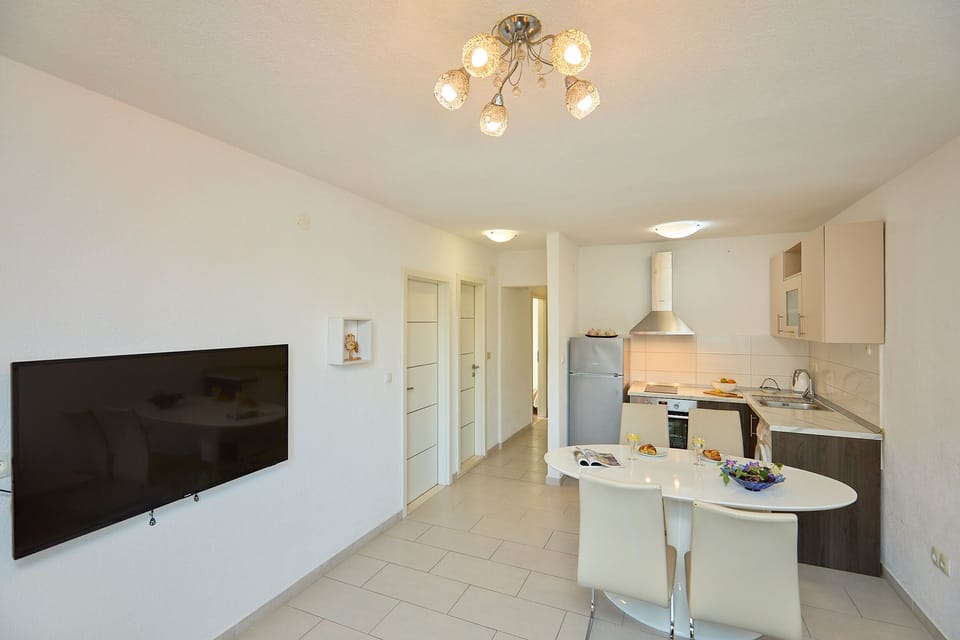 City Apartment (2 Bedrooms) | In-room dining