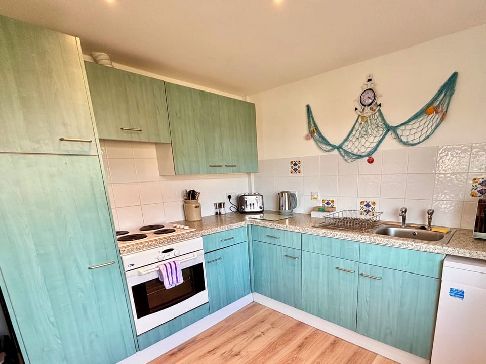 Cottage | Private kitchen | Fridge, microwave, dishwasher, cookware/dishes/utensils