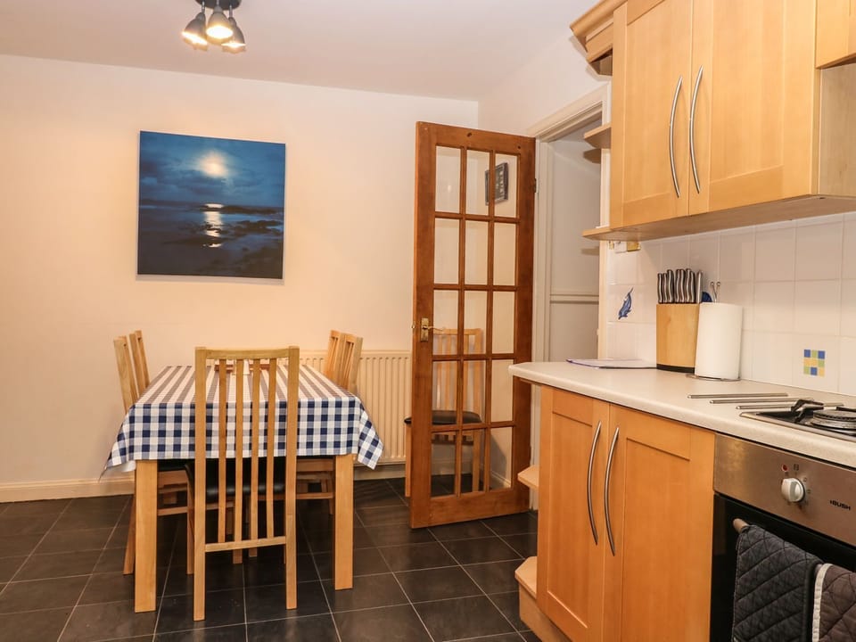 Cottage | Private kitchen | Fridge, dishwasher, cookware/dishes/utensils