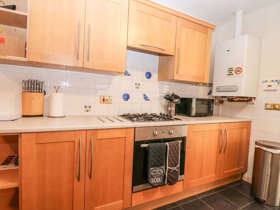 Cottage | Private kitchen | Fridge, dishwasher, cookware/dishes/utensils